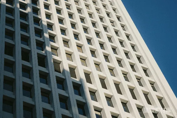 高清摄影 现代白 skyscraper 立于蓝天白云之间。