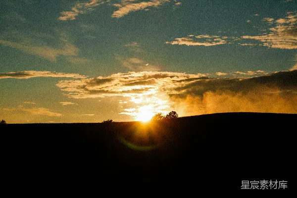 高清摄影 夕阳下山间的人影轮廓