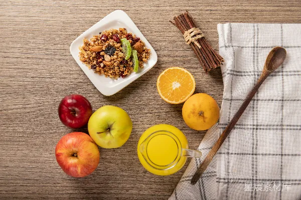高清摄影 柠檬片放在白陶瓷碗旁边的食物