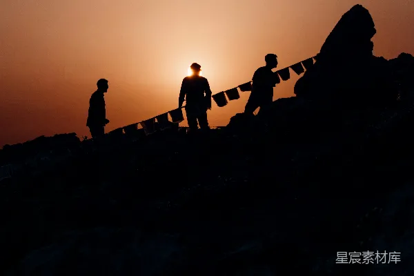 高清摄影 夕阳下人们站在岩石形成的轮廓身影