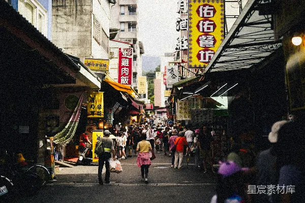高清摄影 拥挤的街市市场，摊位林立，人群穿梭。