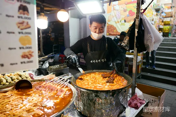 高清摄影 一个戴口罩的男人站在自助餐前