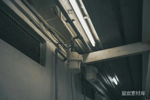 高清摄影 一个天花板上有很多电线的房间