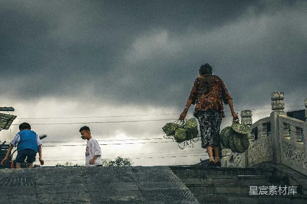 高清摄影 一群人正走上一阶台阶的楼梯