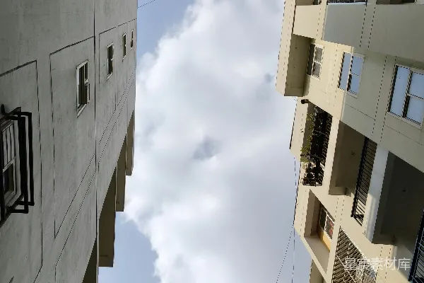 高清摄影 两栋公寓建筑矗立在阴云密布的天空下。