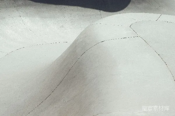 高清摄影 一个男子骑着雪板沿着覆盖着积雪的山坡滑下。