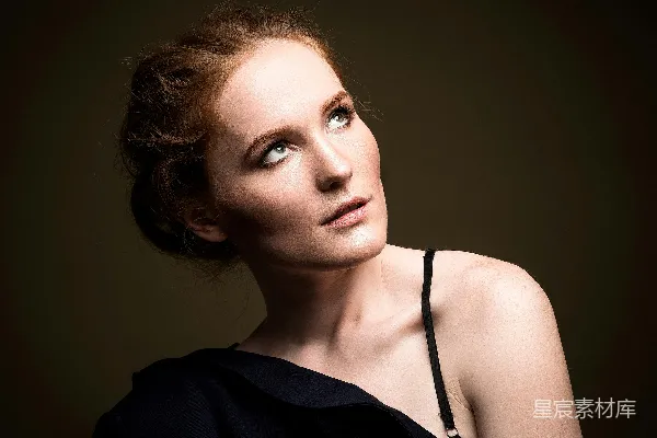 高清摄影 一个着黑色连衣裙的女子在拍照。