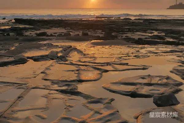 高清摄影 夕阳下的岩石海滩与潮池。