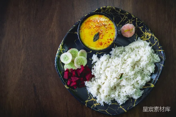 高清摄影 一块黑 Plate 上面摆放着各种类型的食品。
