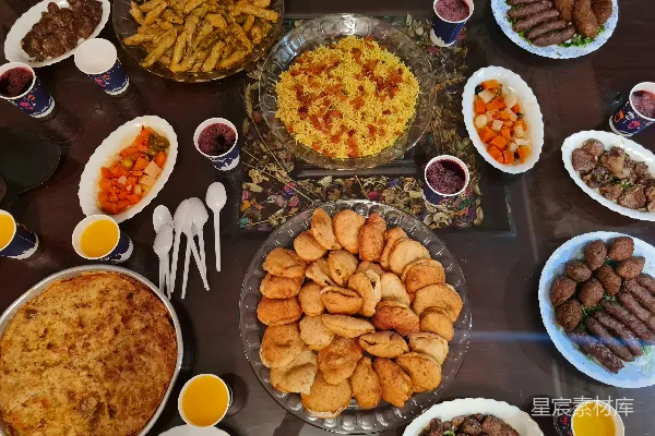 高清摄影 一张桌上摆满了食物
