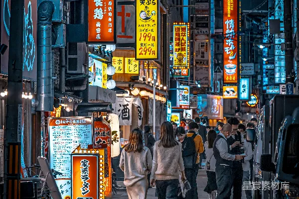 高清摄影 一群人在夜晚走在街道上
