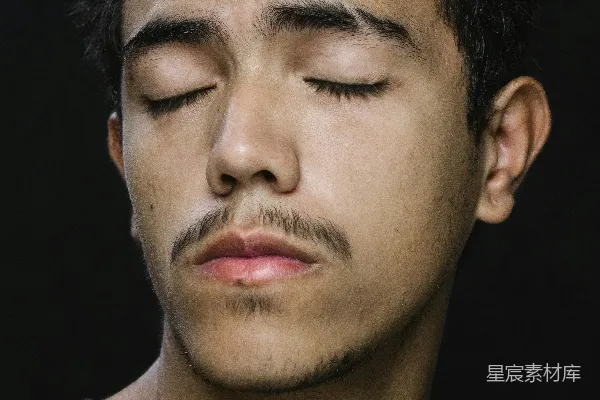 高清摄影 黑色长袖圆领衫的男士
