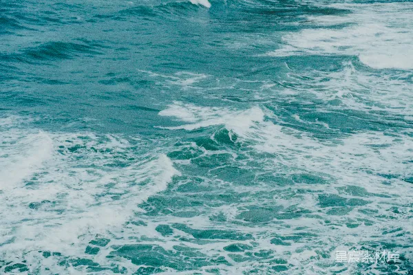高清摄影 海洋中白浪翻滚。