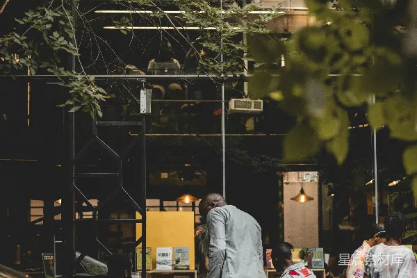 高清摄影 一群人在路边站着