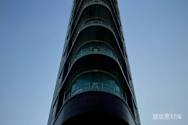 高清摄影 高楼大厦在背景中有一片蓝天。