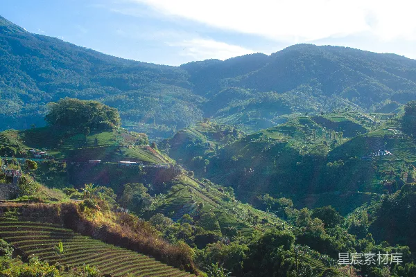 高清摄影 山谷中的美景，山峦在背景中。