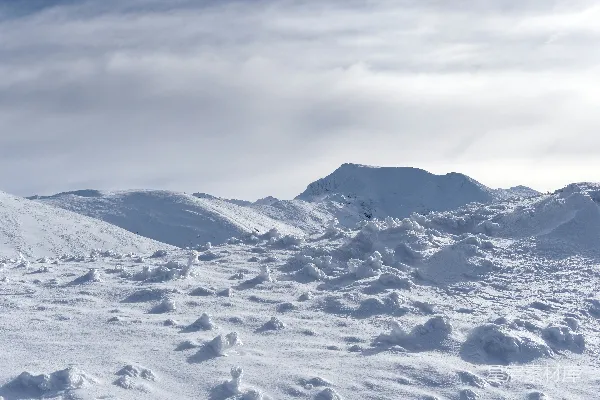 高清摄影 覆盖着白雪的山峰，天空做背景