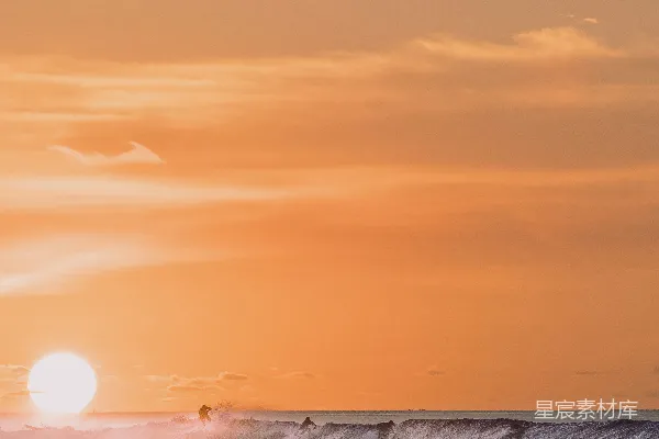 高清摄影 夕阳下海浪拍打在岸边