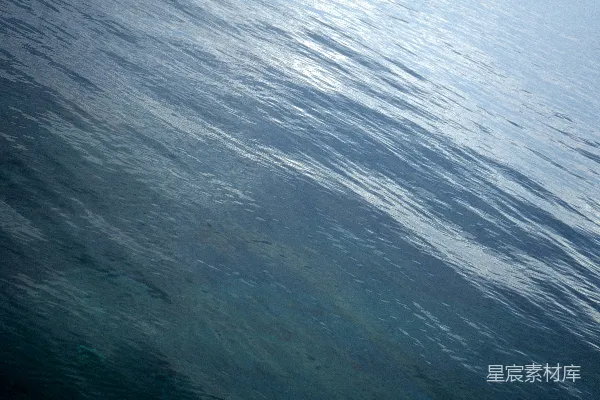 高清摄影 漂浮在水体之上的小船