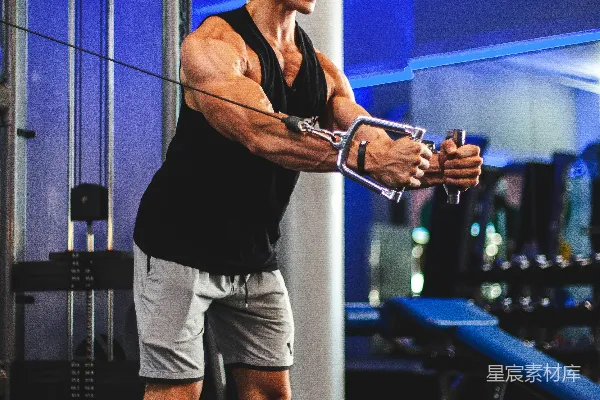 高清摄影 黑色衬衣和灰色短裤的男人手持黑色智能手机