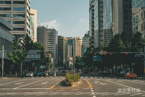 高清摄影 路旁近高层建筑处的车在白天行驶。