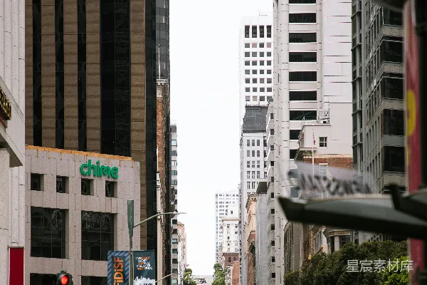 高清摄影 一条充满高大建筑物的城市街道