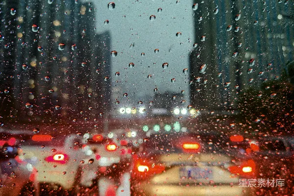 高清摄影 透过蒙上雨水的窗户看去的城市街道的一瞥