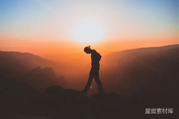 高清摄影 山峰之上的男子轮廓