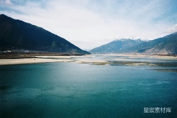高清摄影 背景中有山的水域