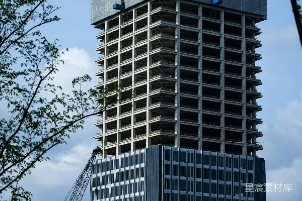 高清摄影 顶部有一台起重机的高大建筑