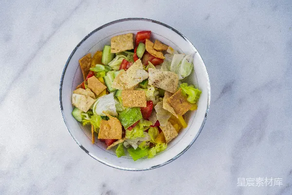 高清摄影 大理石桌子上的一个沙拉碗