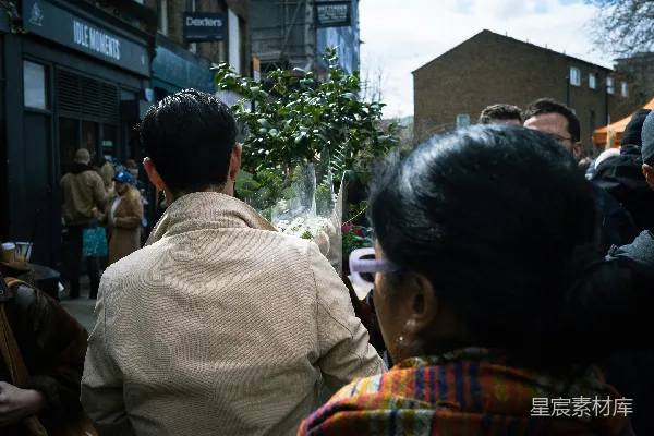 高清摄影 一群人在树旁站在一起