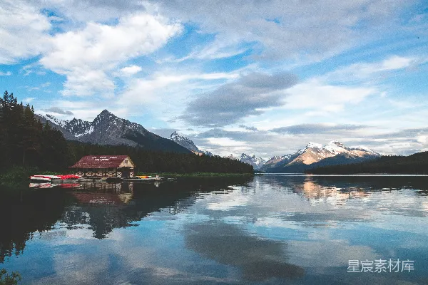 高清摄影 湖边 houses 有山的背景