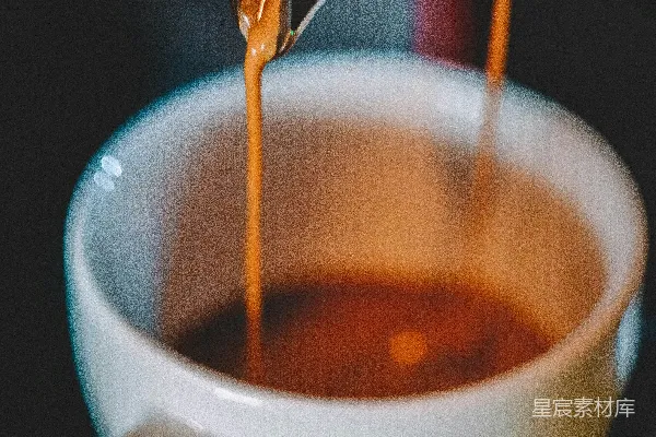 高清摄影 白色陶瓷杯中盛有棕色液体