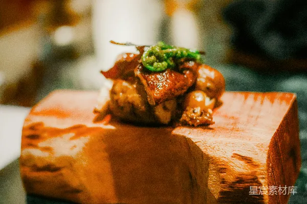高清摄影 精致开胃菜端放在木块上。