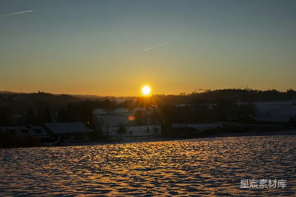 高清摄影 夕阳西下在一片雪地里