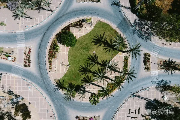 高清摄影 白圆建筑旁绿树成荫