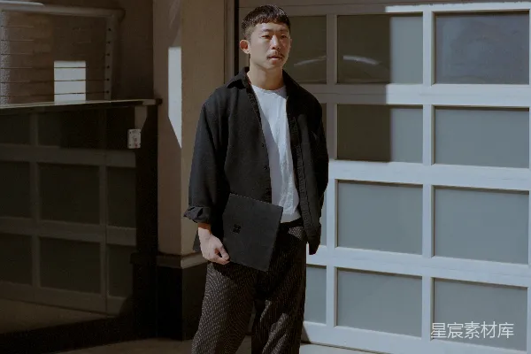 高清摄影 一个男人站在车库门前面