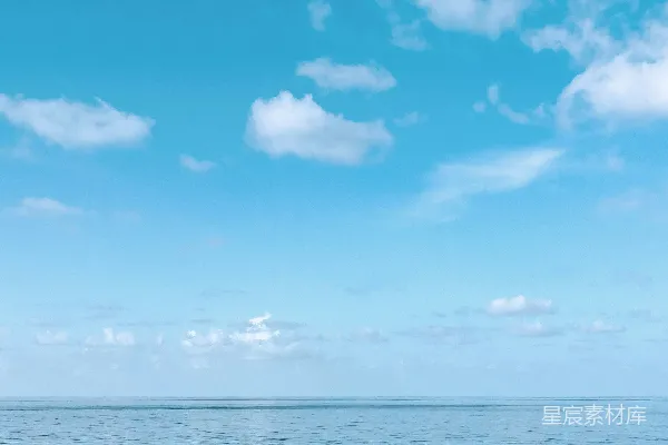 高清摄影 白天蓝天下一片蓝色的水域