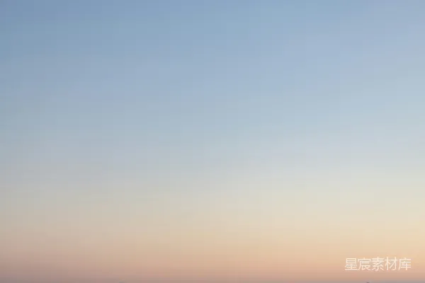 高清摄影 天空中一架飞机在日落时飞翔