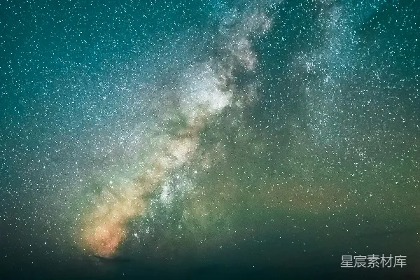 高清摄影 夜幕下的星光照耀着水面