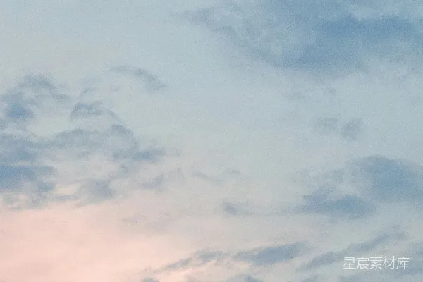 高清摄影 高空有一架飞机正在飞行。