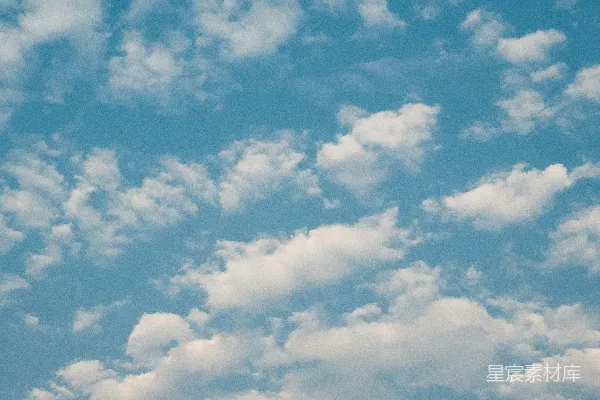 高清摄影 空中飞行的飞机周围有很多云朵。