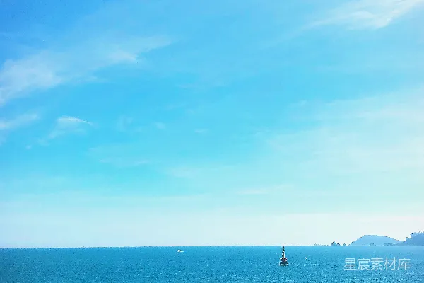 高清摄影 黑色上衣的人白天站在蓝色的海面上空 under the blue sky 中。