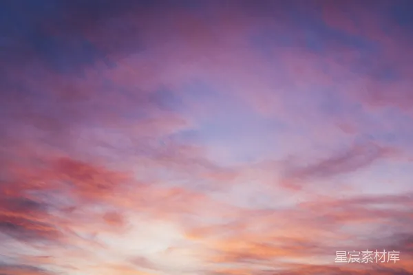 高清摄影 夕阳下的海与阴云密布的天空