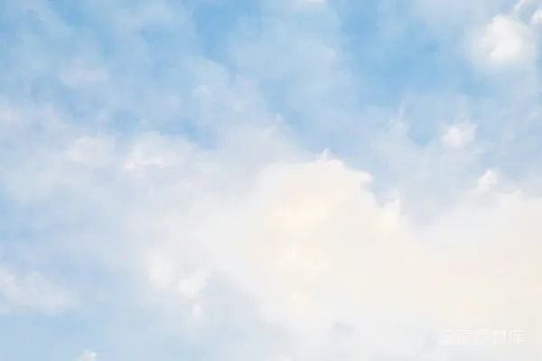 高清摄影 高空飞行的一架飞机与云朵交织