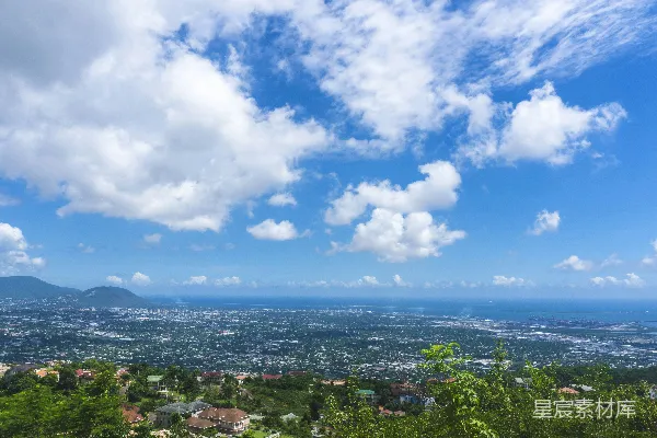 高清摄影 白天城市建筑的空中俯视图，背景是蓝天白云