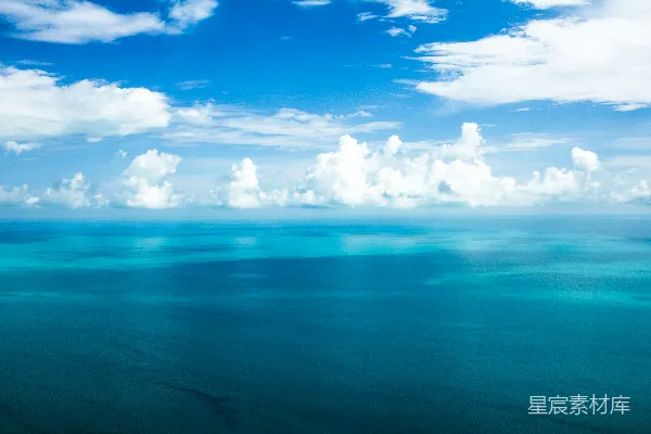 高清摄影 蓝海 beneath 蓝色阴云的天空