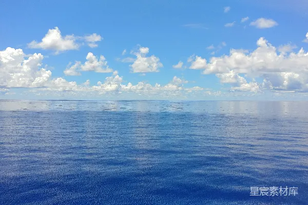 高清摄影 蓝天白云下的碧海在白天