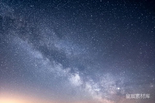 高清摄影 满天星斗间点缀着几朵白云的夜空